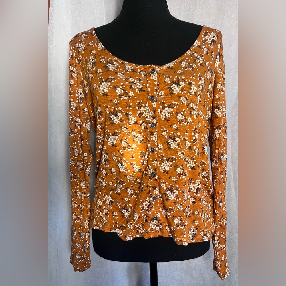AE top Bundle & save 30% off 2+ items - Picture 2 of 8